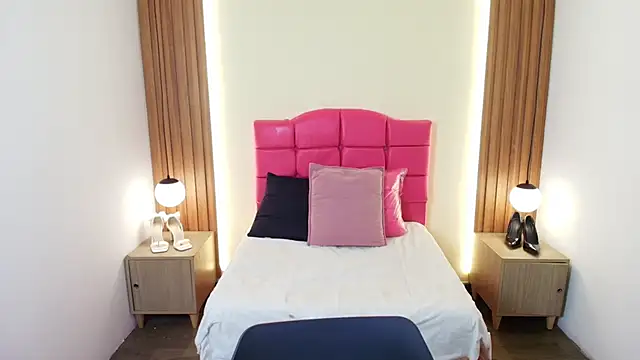 IvonneRoss  online show from February 25, 12:15 pm