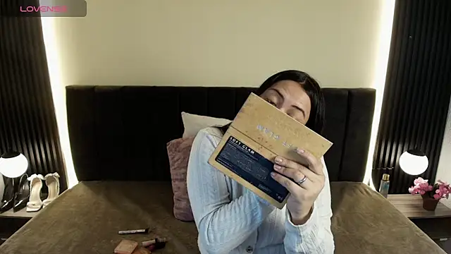 IvonneRoss  online show from March 12, 12:00 pm