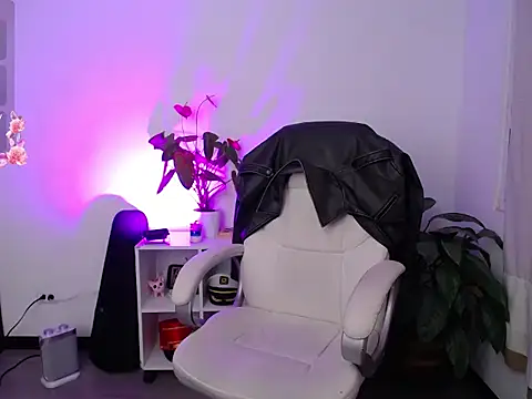 ItsNyla online show from February 3, 12:31 am