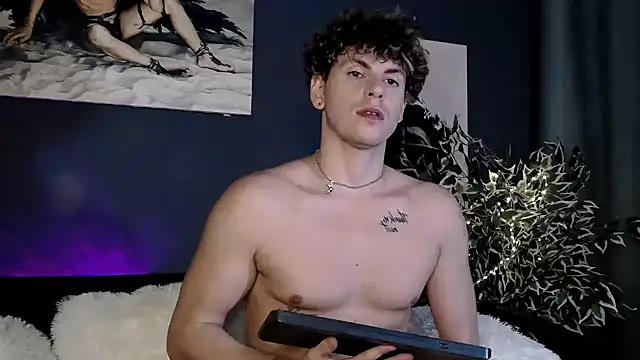 Snapshot of TylerGibson chatting on July 31, 6:51 pm TylerGibson online show from July 31, 6:51 pm