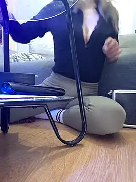 Snapshot of Milifalcon chatting on February 10, 3:32 am Milifalcon online show from February 10, 3:32 am