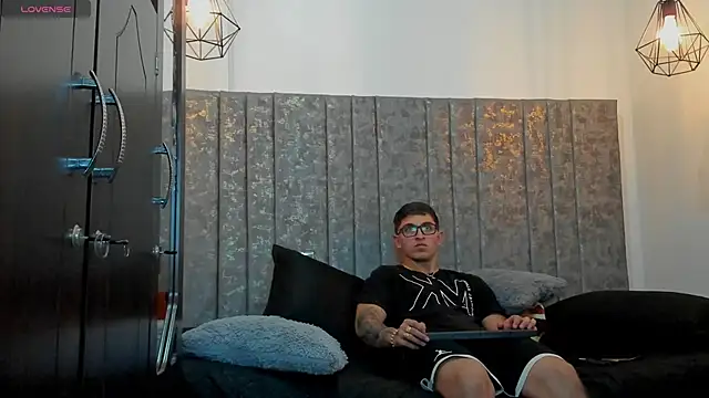 Snapshot of Calvin_Hunter chatting on March 20, 12:59 am Calvin Hunter online show from March 20, 12:59 am