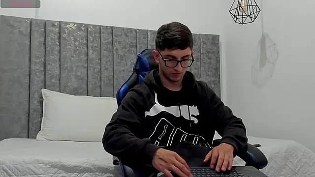 Snapshot of Calvin_Hunter chatting on March 28, 1:05 am Calvin Hunter online show from March 28, 1:05 am