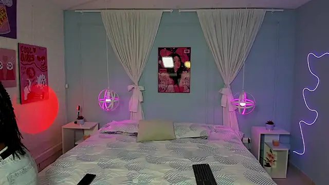 naomi campell online show from February 4, 7:20 pm