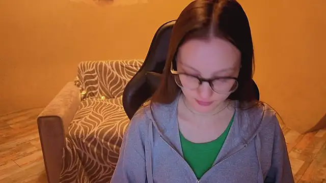 Snapshot of RoxyRay_ chatting on January 19, 2:48 am RoxyRay online show from January 19, 2:48 am