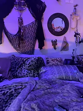 luxxlola online show from April 8, 11:32 am