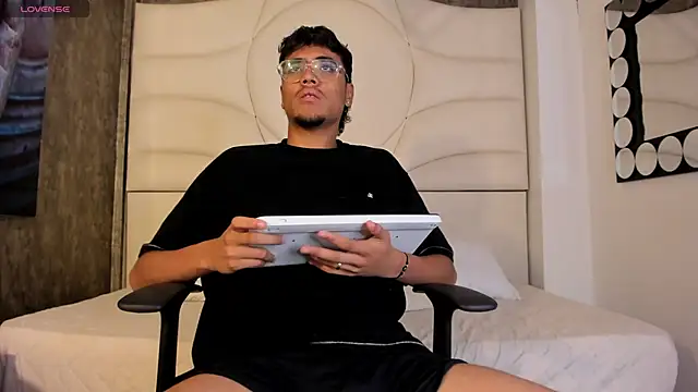 Snapshot of alexandro_castillo chatting on February 6, 11:57 am alexandro castillo online show from February 6, 11:57 am