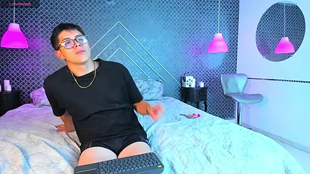 Snapshot of Evie_demn chatting on February 20, 6:26 am Evie demn online show from February 20, 6:26 am