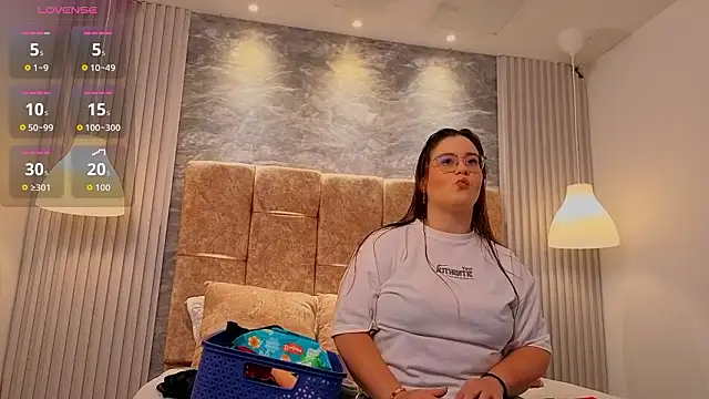 zoe hugeboobs online show from March 12, 11:27 am