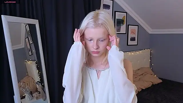 Naomi Demio online show from March 25, 12:33 pm