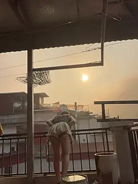 Snapshot of Lyn-be99 chatting on March 27, 12:27 am Lyn-be99 online show from March 27, 12:27 am