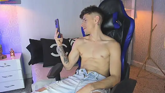 Snapshot of Jasper__jones chatting on February 24, 2:04 pm Jasper jones online show from February 24, 2:04 pm