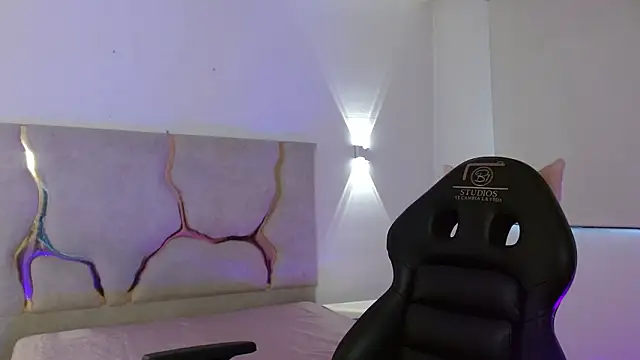 Snapshot of TINY_TAY chatting on March 4, 11:49 am TINY TAY online show from March 4, 11:49 am