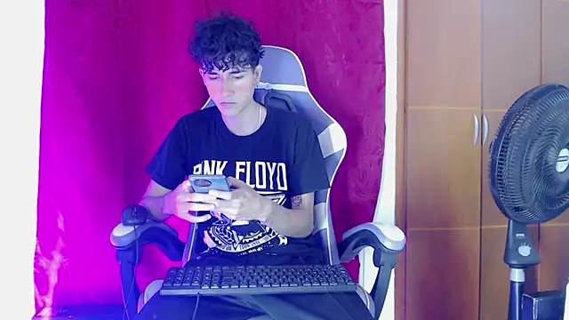 Johnny cagee  online show from February 6, 11:52 pm