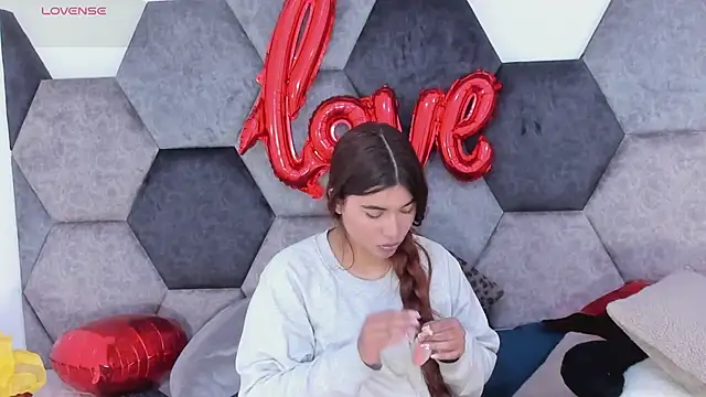 DulceJones online show from February 12, 8:15 pm