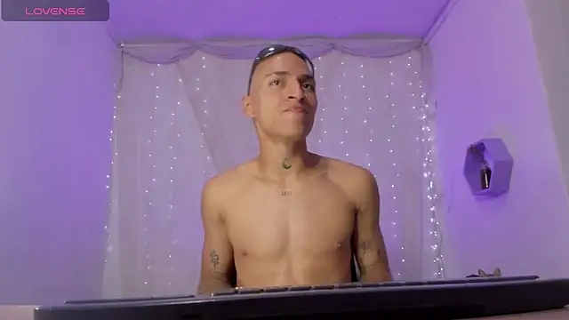 dantefriore  online show from February 9, 7:40 pm