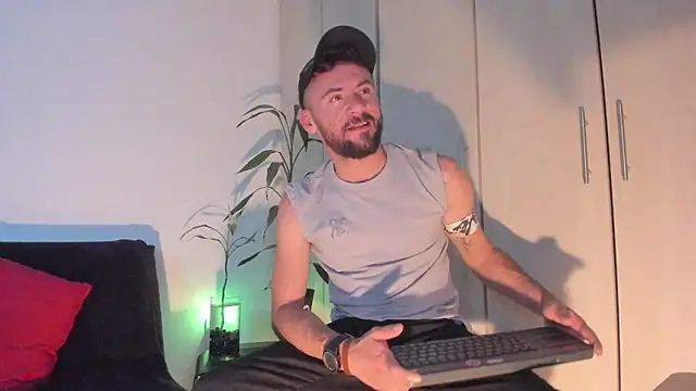 Snapshot of Erickpritz_xh chatting on April 14, 2:17 am Erickpritz xh online show from April 14, 2:17 am