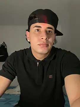 Snapshot of Maximuz1920 chatting on March 9, 7:01 am Maximuz1920 online show from March 9, 7:01 am