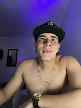 Snapshot of Maximuz1920 chatting on March 20, 12:48 am Maximuz1920 online show from March 20, 12:48 am