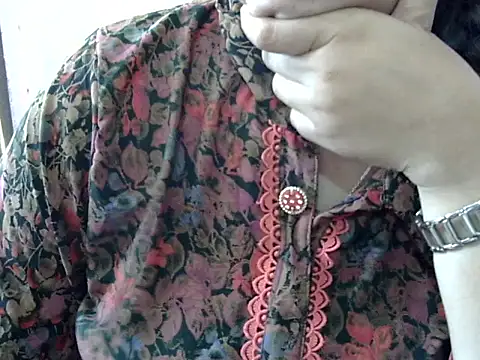 Snapshot of Cute_Aliyaa chatting on March 28, 10:37 am Cute Aliyaa online show from March 28, 10:37 am