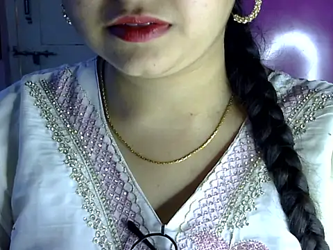 Cute Aliyaa online show from July 7, 1:04 pm