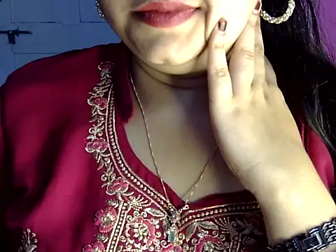 Cute Aliyaa online show from July 27, 2:02 pm