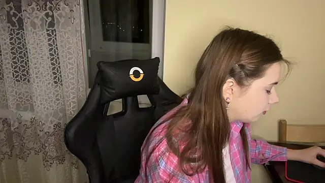 Snapshot of SoftIris_ chatting on March 13, 6:25 pm SoftIris online show from March 13, 6:25 pm