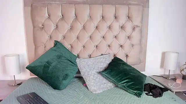 Emily Castano online show from March 19, 10:52 am