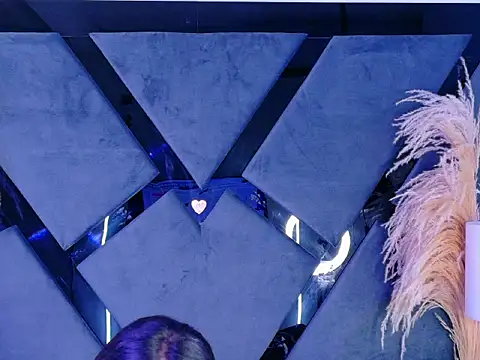 Snapshot of KylieWhitee chatting on March 4, 12:00 pm KylieWhitee online show from March 4, 12:00 pm