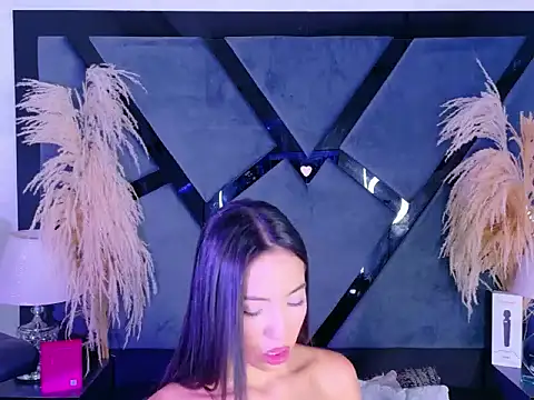 Snapshot of KylieWhitee chatting on March 17, 1:03 pm KylieWhitee online show from March 17, 1:03 pm