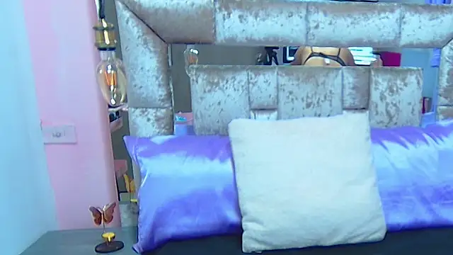 thyara noa online show from February 7, 7:28 pm