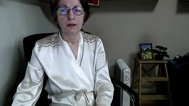 katemodel online show from March 3, 7:25 am