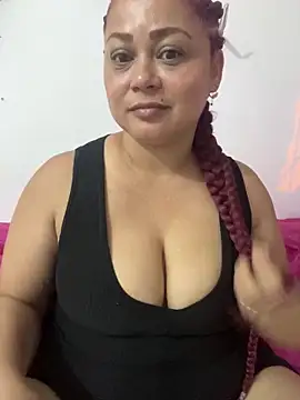 Snapshot of Red_milf_love chatting on February 15, 3:03 am Red milf love online show from February 15, 3:03 am