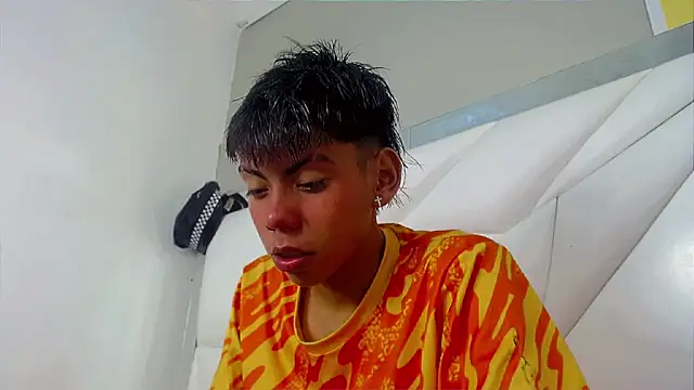 Snapshot of Liarr_ chatting on April 12, 8:47 pm Liarr online show from April 12, 8:47 pm