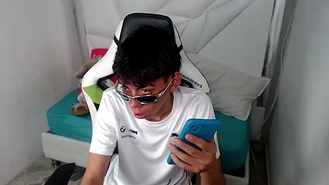Snapshot of Liarr_ chatting on April 21, 3:35 am Liarr online show from April 21, 3:35 am