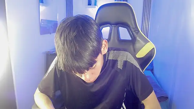 Snapshot of Liarr_ chatting on May 12, 10:40 pm Liarr online show from May 12, 10:40 pm