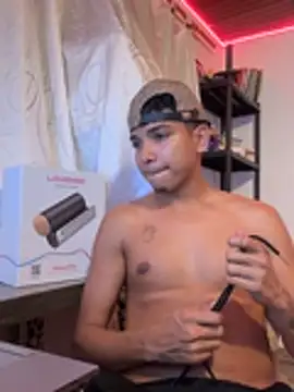 Snapshot of paulhot11 chatting on May 17, 12:30 am paulhot11 online show from May 17, 12:30 am