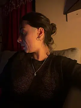 Snapshot of Sweetgirl44hott chatting on March 29, 1:27 am Sweetgirl44hott online show from March 29, 1:27 am