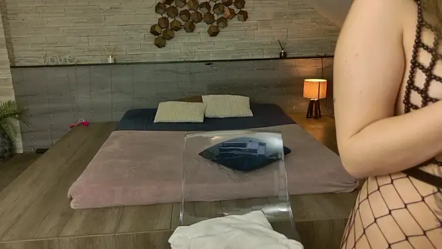 hornyb33  online show from February 12, 5:24 am