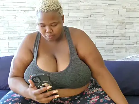 Snapshot of BustyBmw chatting on March 9, 8:29 am BustyBmw online show from March 9, 8:29 am