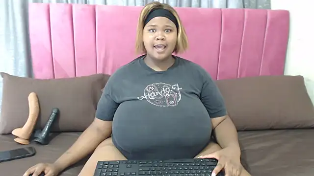 Snapshot of BustyBmw chatting on March 18, 10:51 am BustyBmw online show from March 18, 10:51 am