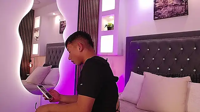 Snapshot of Fancy_Vixen chatting on February 18, 3:24 am Fancy Vixen online show from February 18, 3:24 am