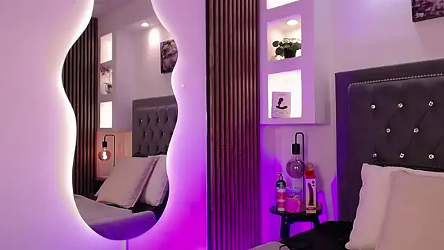 Snapshot of Fancy_Vixen chatting on March 27, 3:56 am Fancy Vixen online show from March 27, 3:56 am