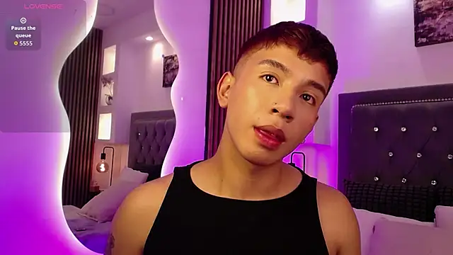 Snapshot of Fancy_Vixen chatting on April 2, 3:48 am Fancy Vixen online show from April 2, 3:48 am