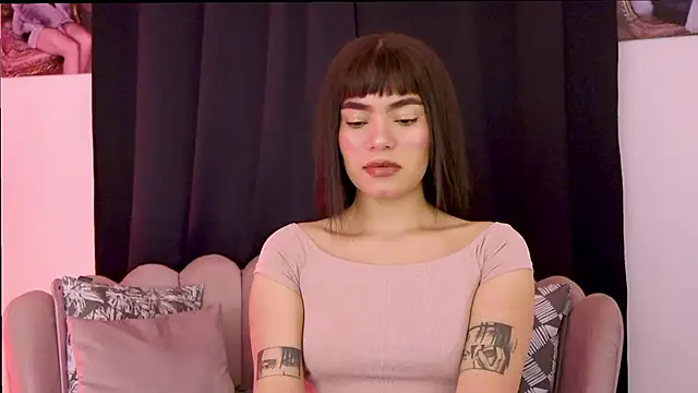 dakotacollins  online show from June 5, 3:24 am