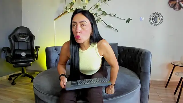 Mia Davis   online show from July 7, 11:58 am