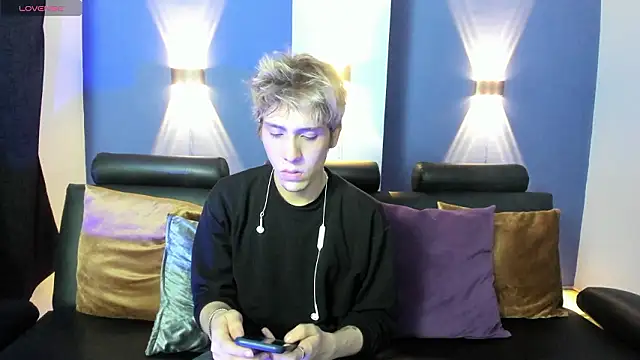 Snapshot of DannyParker_ chatting on March 1, 9:06 pm DannyParker online show from March 1, 9:06 pm