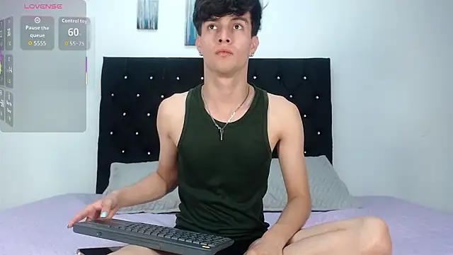 Snapshot of axxxel_twink chatting on February 16, 1:13 am axxxel twink online show from February 16, 1:13 am