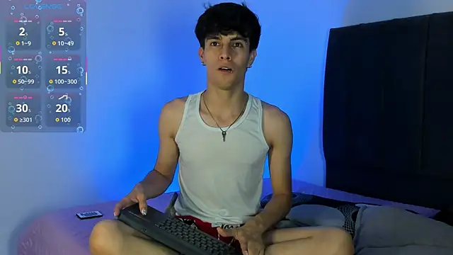 Snapshot of axxxel_twink chatting on April 7, 1:28 am axxxel twink online show from April 7, 1:28 am