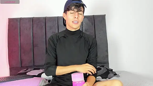 Snapshot of axxxel_twink chatting on April 16, 1:39 am axxxel twink online show from April 16, 1:39 am